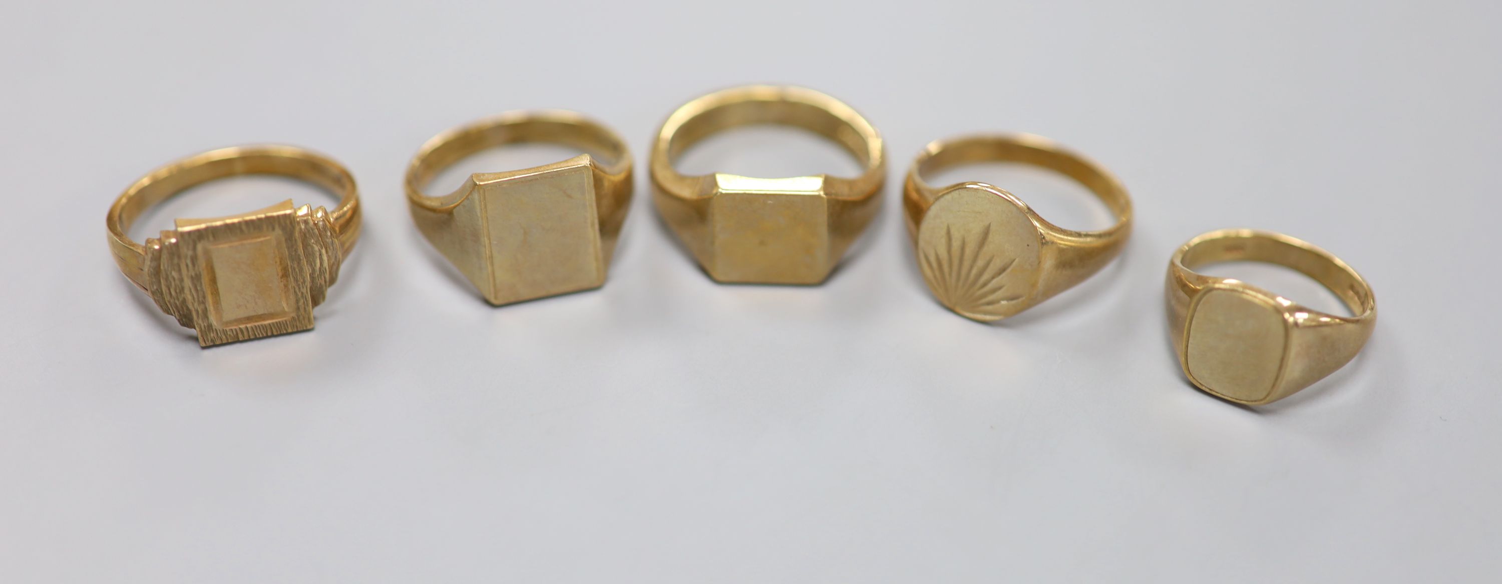 Five assorted modern 9ct gold signet rings, largest size U